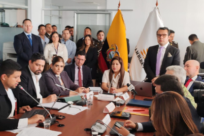 La ministra cuestionó que se haya dado al trámite de los dos juicios políticos cuando apenas este 31 de julio realizó su primera comparecencia tras los seis primeros meses de gestión.