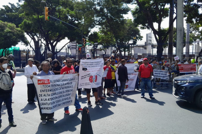 Los pacientes renales caminaron hacia la Gobernación en busca de respuestas.