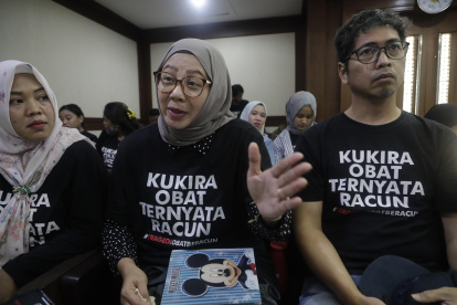 Safitri Puspa, madre de niños que murieron de insuficiencia renal relacionada con los medicamentos a base de jarabe contaminados, habla con periodistas.