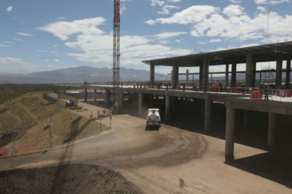 Se generarán 400 empleos directos durante la ampliación del aeropuerto.