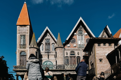 Personas observan las construcciones del asentamiento "medieval" en el municipio bonaerense de La Matanza.