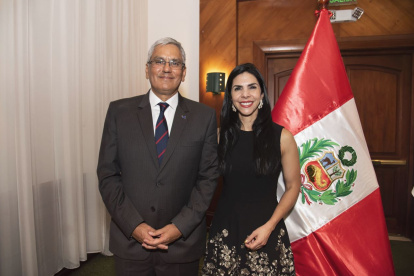 Los anfitriones, el embajador Eduardo Zeballos y su esposa, Yolanda Flores.
