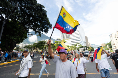 Ciudadanos protestan en las calles contra los resultados oficiales de las elecciones presidenciales en Venezuela.