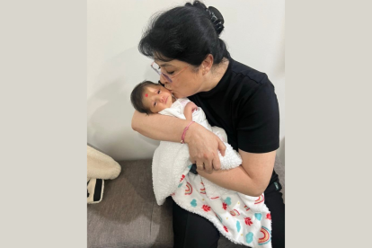 Victoria Ruffo y su nieta.