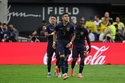 Piero Hincapié (c) celebrando junto a sus compañeros el gol conseguido ante Jamaica