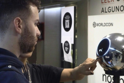 La empresa utiliza ‘orbs’, una herramienta que permite escanear el iris de las personas.