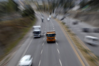 En la Ruta Viva es común ver que los vehículos de carga pesada transiten por el carril central o el carril izquierdo.