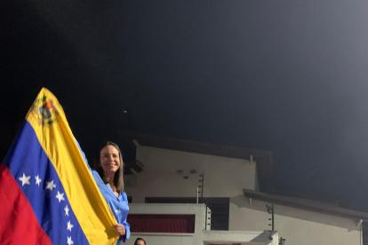 La líder opositora extiende un saludo a Ecuador por su apoyo en el proceso electoral.