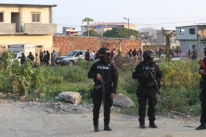 Los moradores del lugar alertaron a la Policía del hecho. Ahora se realizan protocolos para delinear la escena del crimen.