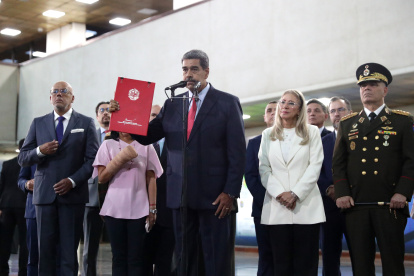 El presidente Nicolás Maduro, junto a la primera dama Cilia Flores, el presidente de la Asamblea Nacional Jorge Rodriguez, habla a la salida del Tribunal Supremo de Justicia (TSJ).