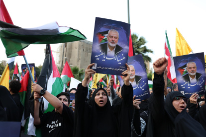 Teherán. Iraníes protestas con fotos del difunto Ismail Haniyeh, ayer.