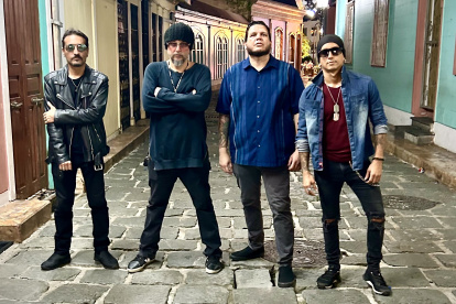 Libélula está formada por Alfredo Pazmiño (sintetizador y voces), Gustavo García (sintetizador y voz principal), Miguel Moreira (bajo y sintetizador) y Christyan Valverde (guitarra y coros).