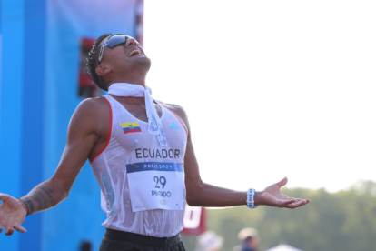 El marchista ecuatoriano no perdió la oportunidad de mostrar la foto de sus hijos Nico y Monse, tras ganar la medalla de oro al pie de la Torre Eiffel.