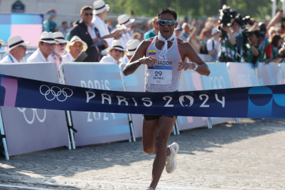 Brian Daniel Pintado de Ecuador cruza la línea de meta para ganar la final masculina de 20 km de marcha de las competiciones de atletismo de los Juegos Olímpicos de París 2024.