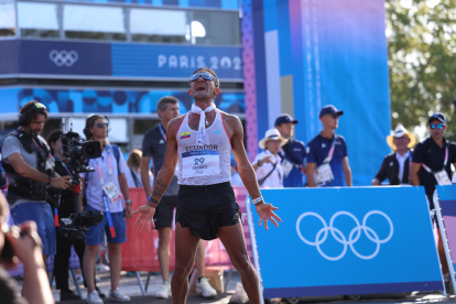 Daniel Pintado en la meta a lo Cristiano Ronaldo en el festejo.