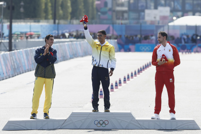 El ecuatoriano Brian Daniel Pintado (c) celebra el oro junto al brasileño Caio Bonfim (i), plata, y el español Martín Álvaro (d), bronce, en el podio de los 20km marcha de los Juegos Olímpicos de París 2024.