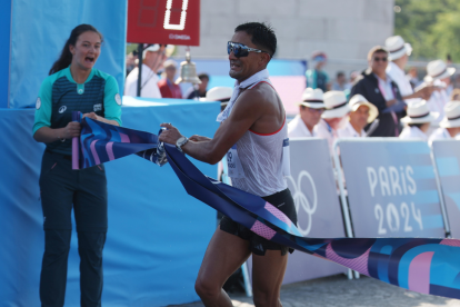 Daniel Pintado de Ecuador cruza la línea de meta para ganar la final masculina de 20 km de marcha de las competiciones de atletismo de los Juegos Olímpicos de París 2024.