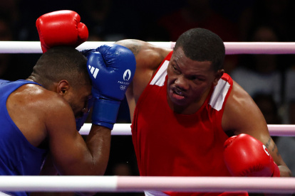 Villepinte (France), 29/07/2024.- Gerlon Gilmar Congo Chala of Ecuador (red) and Abner Teixeira da Silva Junior of Brazil (blue) fight in their Men"s 92kg round of 16 bout of the Boxing competitions in the Paris 2024 Olympic Games, at the North Paris Arena in Villepinte, France, 29 July 2024. (Brasil, Francia) EFE/EPA/DIVYAKANT SOLANKI