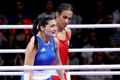 Angela Carini (L) de Italia abandona su combate en los octavos de final de los preliminares de 66 kg femeninos contra Imane Khelif de las competiciones de boxeo en los Juegos Olímpicos de París 2024, en el Arena Norte de París en Villepinte, Francia, el 1 de agosto de 2024.