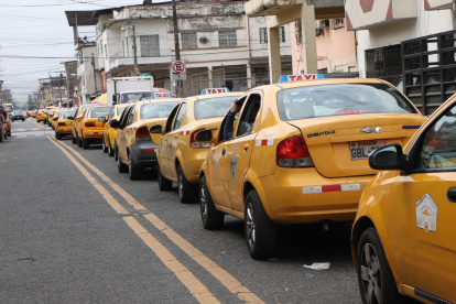 Largas filas de taxis que buscan tanquear en gasolinera de Petroecuador.