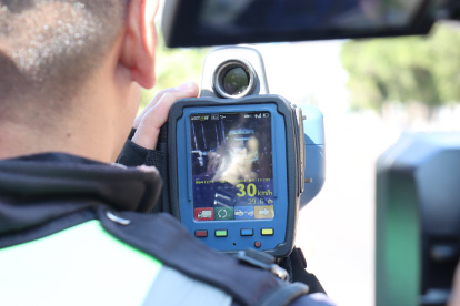 Los agentes usan cinemómetros para medir la velocidad a la que van los vehículos.