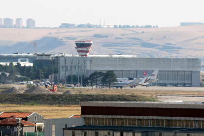 Un avión del gobierno ruso y aviones privados se ven en el Aeropuerto Esenboga en Ankara.