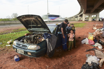 Lucas y su esposa Josiane acompañados de sus tres hijos, viviendo bajo el puente y durmiendo dentro de un carro a la orilla de la BR-290, una de las principales carreteras de Río Grande do Sul (Brasil).