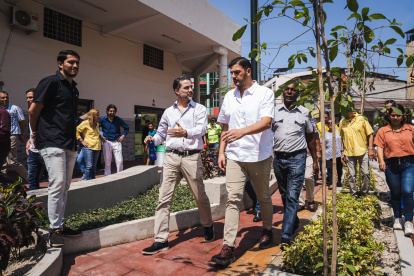 Aquiles Álvarez en un recorrido de obras.