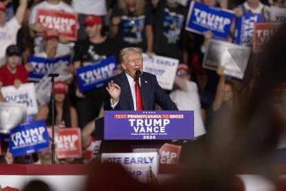 El ex presidente estadounidense Donald J. Trump celebra un mitin en el New Holland Arena de Harrisburg, Pensilvania, EE. UU., el 31 de julio de 2024.