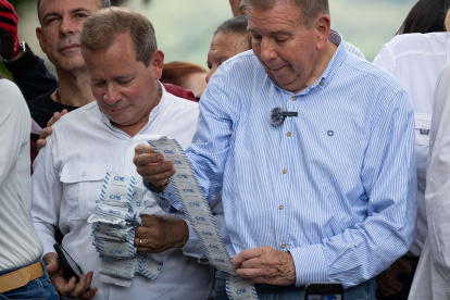 Caracas. El candidato Edmundo González muestra una papeleta con la votación.
