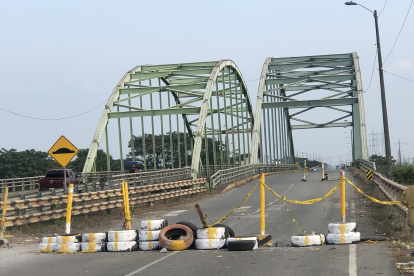 Paso. Los conductores solo utilizan el viaducto contiguo, en Babahoyo.