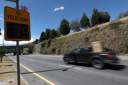 En Quito, el límite máximo de velocidad en las vías perimetrales es de 90 km/h en el caso de vehículos livianos.