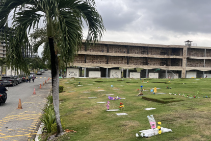 Inhumaciones. En Jardines de Esperanza, el Servicio de Medicina Legal y Ciencias Forenses colocó 32 cuerpos en nueve nichos; hasta cuatro cadáveres en fundas negras fueron puestos en cada espacio sin lápida.