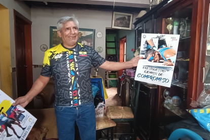 Don Fausto Pintado, padre de Daniel, muestra en su casa en Cuenca afiches y premios que el ecuatoriano cosechó.
