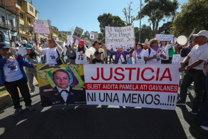 Integrantes de organizaciones feministas protestan afuera del Ministerio de Defensa en Quito (Ecuador), para exigir justicia por el presunto feminicidio de la subteniente Aidita Ati.
