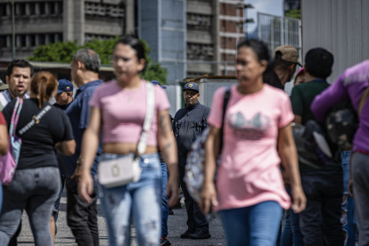Familiares de las personas detenidas durante las protestas por los resultados electorales dados por el Consejo Nacional Electoral (CNE).