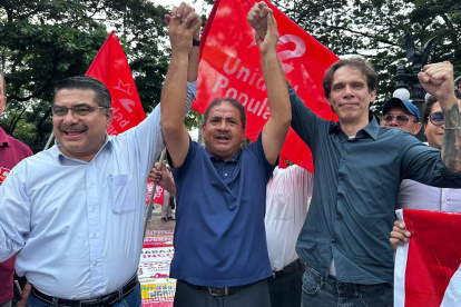 El precandidato presidencial de Unidad Popular, Jorge Escala (i), y el presidenciable Pedro Granja (d), durante las protestas en contra del aumento del precio de la gasolina.