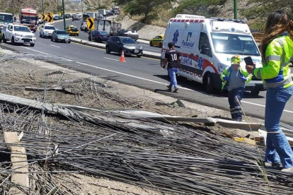 Las varillas metálicas quedaron sobre la vía, luego de que el camión cayó al precipicio en la vía a Guayllabamba.