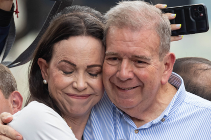La líder opositora venezolana María Corina Machado (i) abraza al candidato a la presidencia de Venezuela Edmundo González Urrutia.