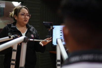 Preparación. Los estudiantes reciben cursos de audio y video para mejorar la propuesta del programa.