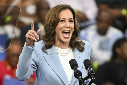 Kamala Harris en una rueda de prensa por campaña.