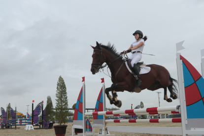 Eduarda González con su caballo Admiral superando la barra de tranqueo #11.