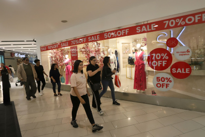 Pagos. Una de las propuestas para atraer a los clientes son los meses de gracia a la hora de pagar con tarjeta de crédito.Gustavo Guaman