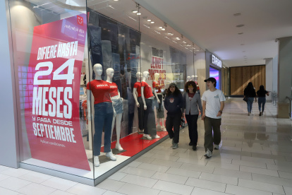 Pagos. Una de las propuestas para atraer a los clientes son los meses de gracia a la hora de pagar con tarjeta de crédito.Gustavo Guaman