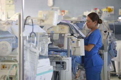 Una enfermera mientras trabaja en el Hospital Civil "Dr. Juan I. Menchaca", en Guadalajara