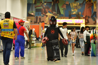 Andy Santo, quien personificada a Lego Spiderman, caminaba entre los stands de la feria Comic Con, que se extenderá hasta este domingo. Otros ciudadanos cargaban diversos trajes.