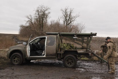 Militares ucranianos mientras se preparan para disparar desde un lanzacohetes múltiple de fabricación propia en una línea de frente en la zona de Donetsk.