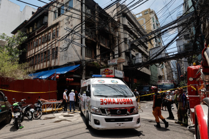 Manila. Personal de socorro trabaja en el sitio del incendio.