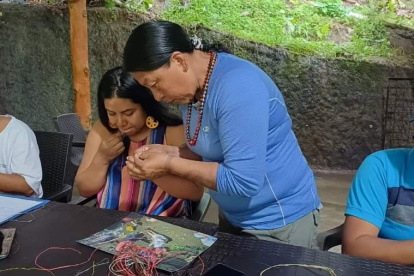 Oficio. A mano y con cuidado se elaboran las artesanías.