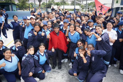 Homenaje. Baltazar Ushca posa junto a los alumnos de la institución.